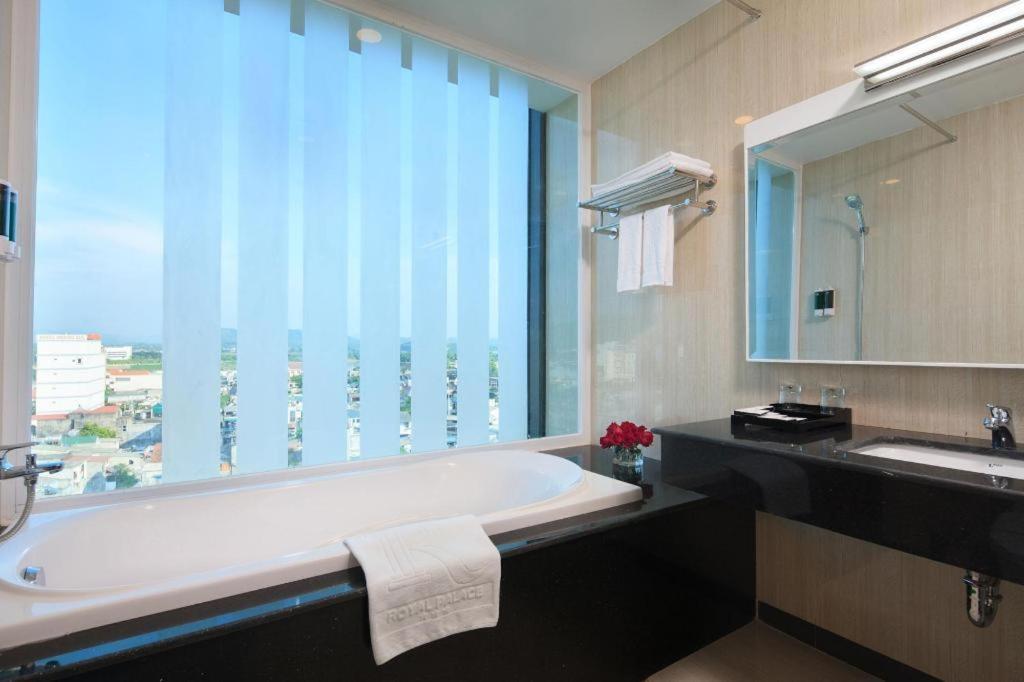 Royal Palace Hotel Tuyen Quang Bagian luar foto
